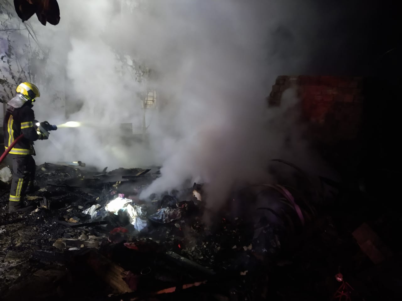 Casa é destruída pelo fogo em Taquara