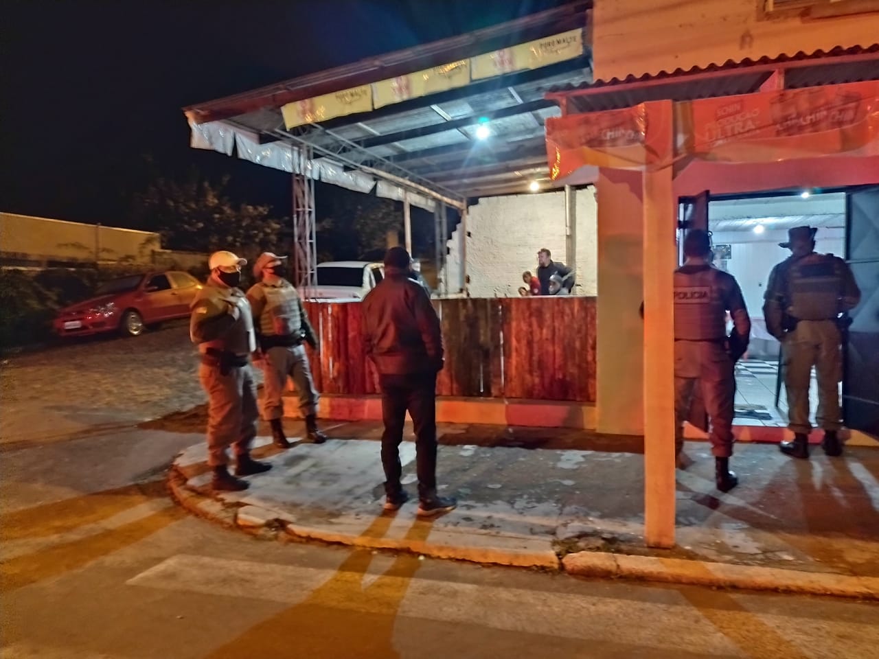 Quadra de esportes e bares de Taquara são multados pela equipe de fiscalização da Operação Bandeira Preta