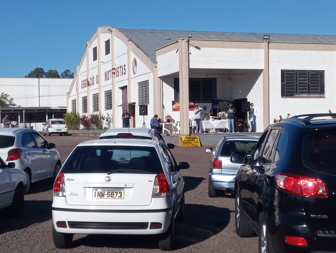 Missa drive-in prestou homenagem às mães em Taquara