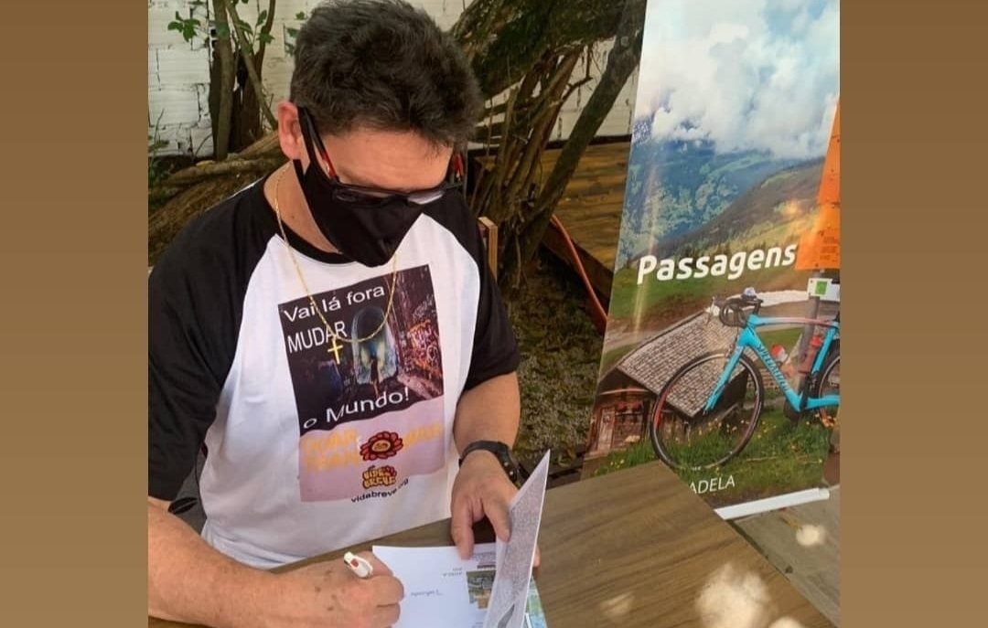 Primeiro lote de vendas do livro do professor Airton Schirmer, da ONG Vida Breve, se esgota logo após o lançamento