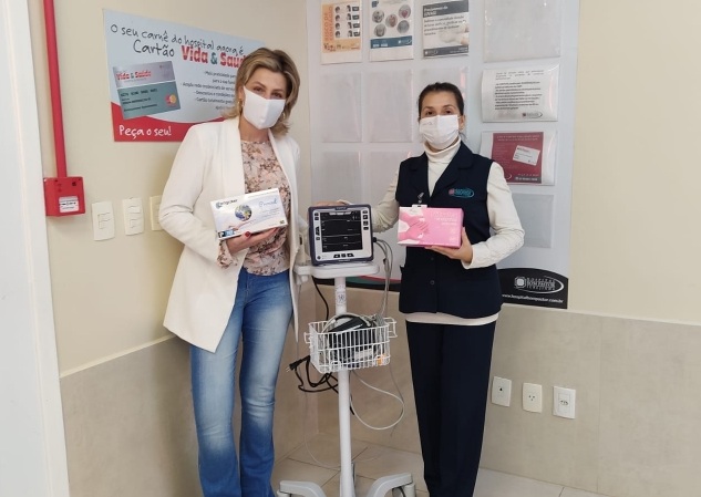 Ex-soberanas da Oktoberfest de Igrejinha entregam equipamento ao Hospital Bom Pastor