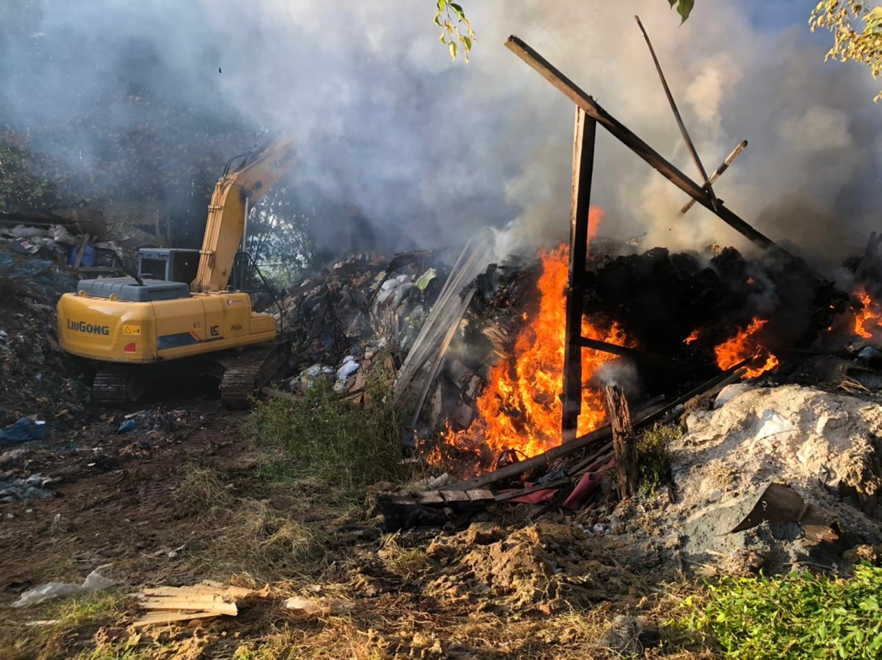 Corpo de Bombeiros de Taquara trabalha mais de oito horas para combater incêndio em depósito de lixo industrial