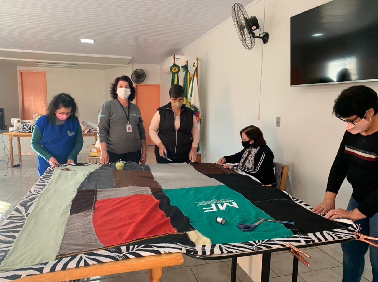 Grupo de voluntárias em Riozinho transforma roupas sem condições de uso em cobertas para serem doadas