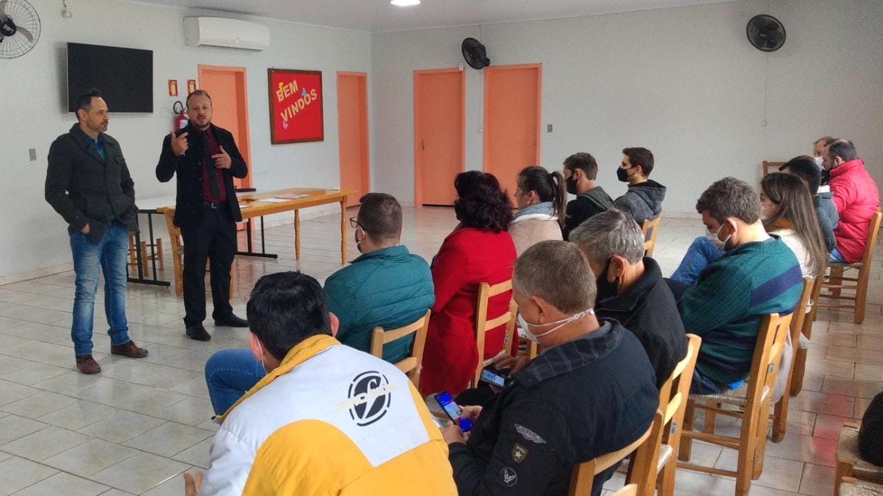 Secretários e servidores municipais de Riozinho participam de capacitação ministrada pelo vice-prefeito