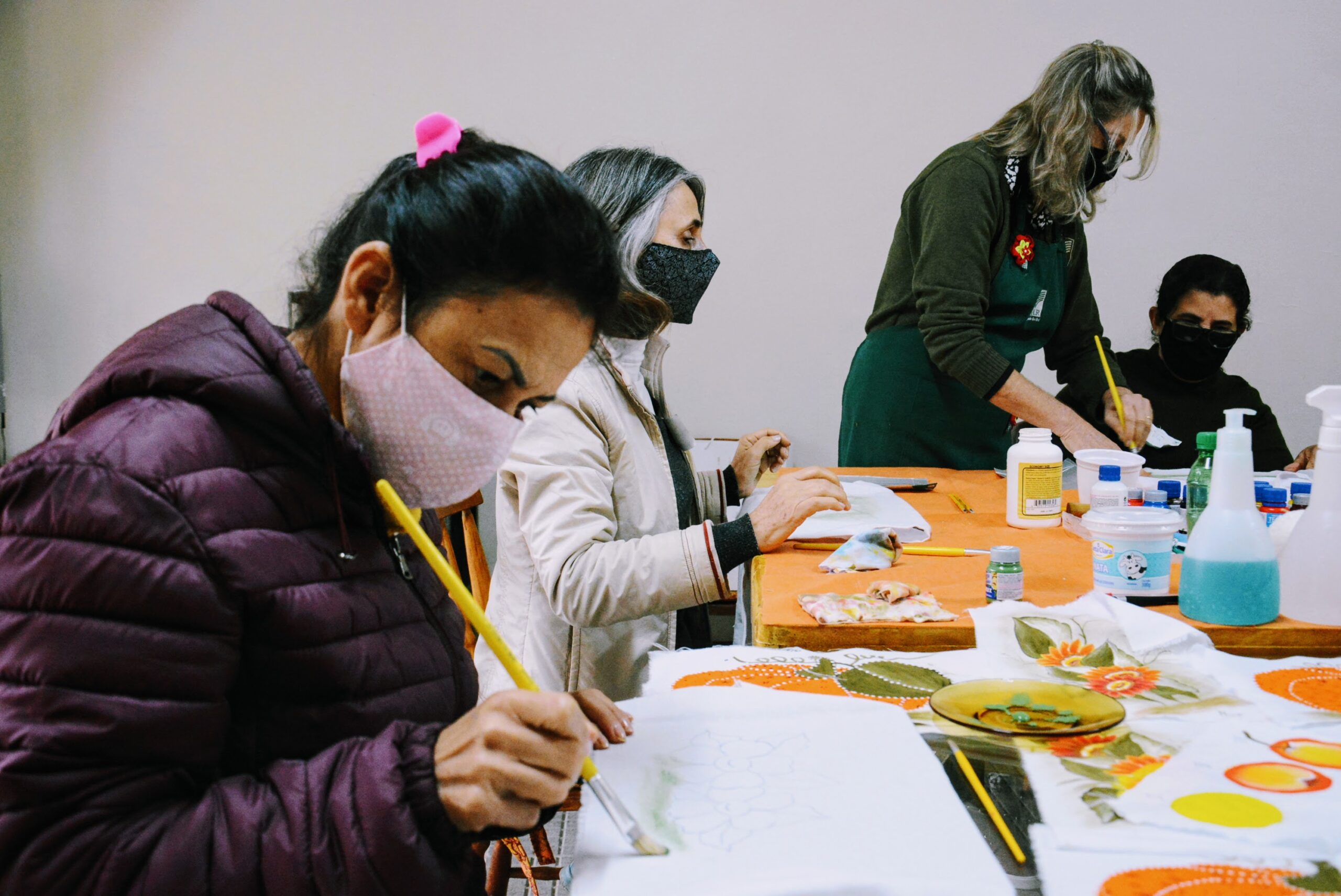 Curso de tingimento e pintura em tecido é realizado gratuitamente em Taquara
