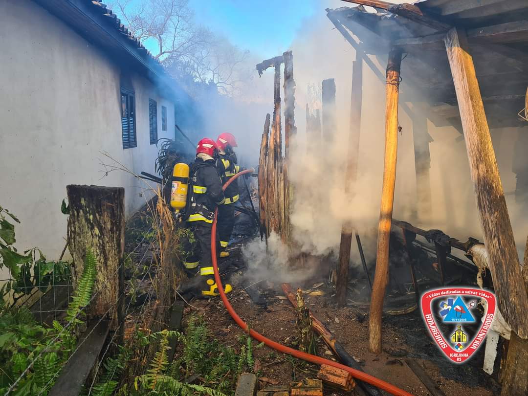 Bombeiros atendem incêndio em residência na localidade de Sanga Funda no interior de Igrejinha