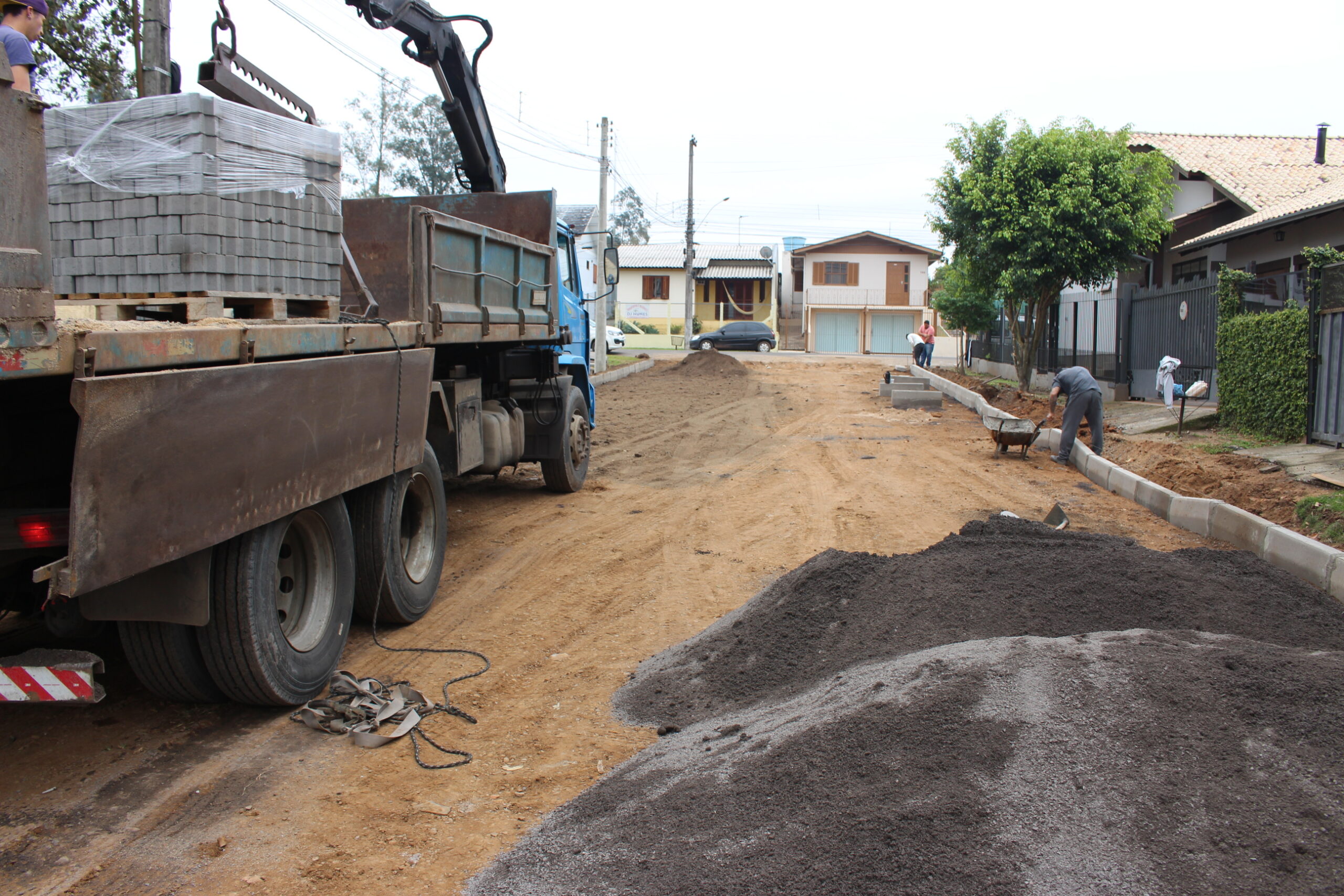 Secretaria de Obras de Parobé realiza pavimentação de rua na região central do município