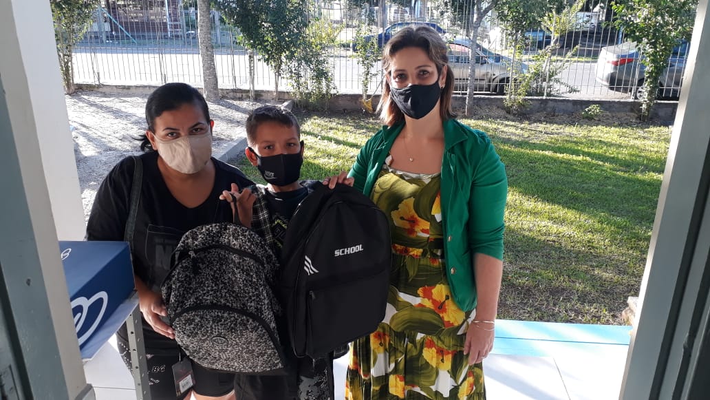 Igrejinha distribui 396 kits de materiais escolares