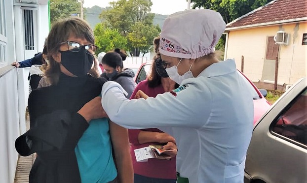 Parobé promove imunização de trabalhadores da limpeza urbana e pessoas com mais de 55 anos