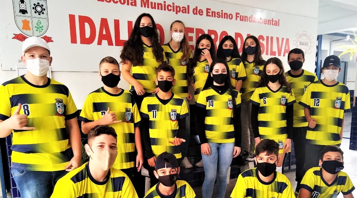 Secretaria de Educação de Parobé entrega uniformes esportivos para alunos