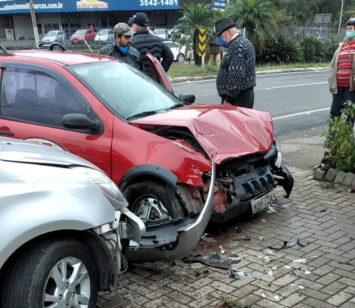 Homem perde controle do veículo e invade canteiro central da ERS-020 em Taquara