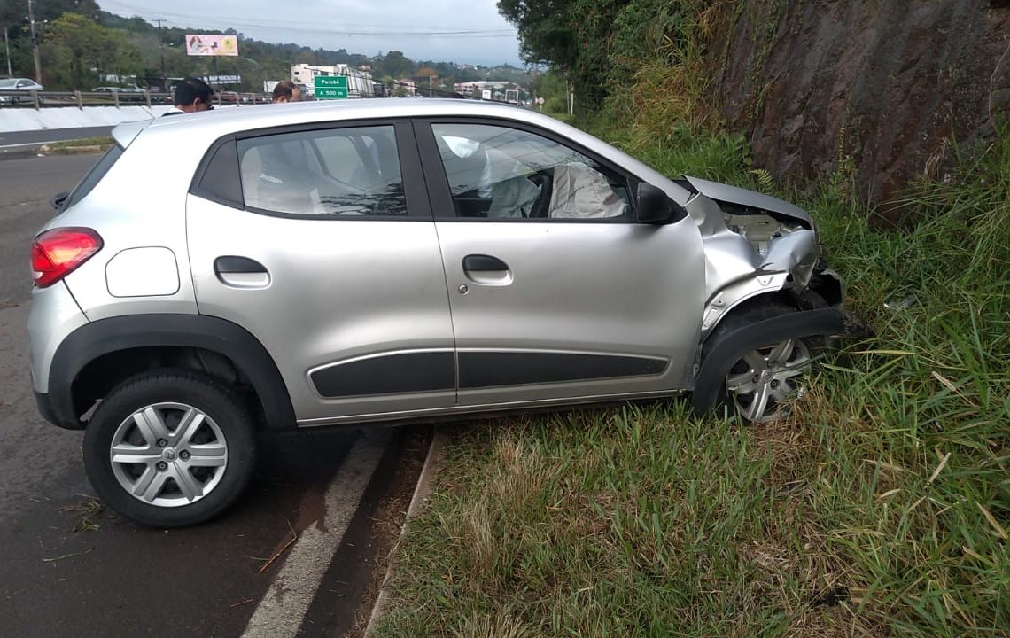 Colisão envolvendo carro e caminhão deixa criança ferida na ERS-239 em Parobé
