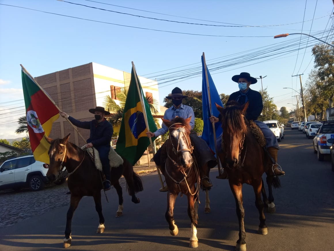 Tradicionalistas fazem homenagem de despedida a José Roberto Fischborn