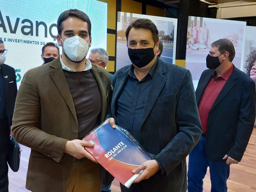 Prefeito de Rolante entrega ao governador Eduardo Leite dois projetos de pavimentação asfáltica para o município