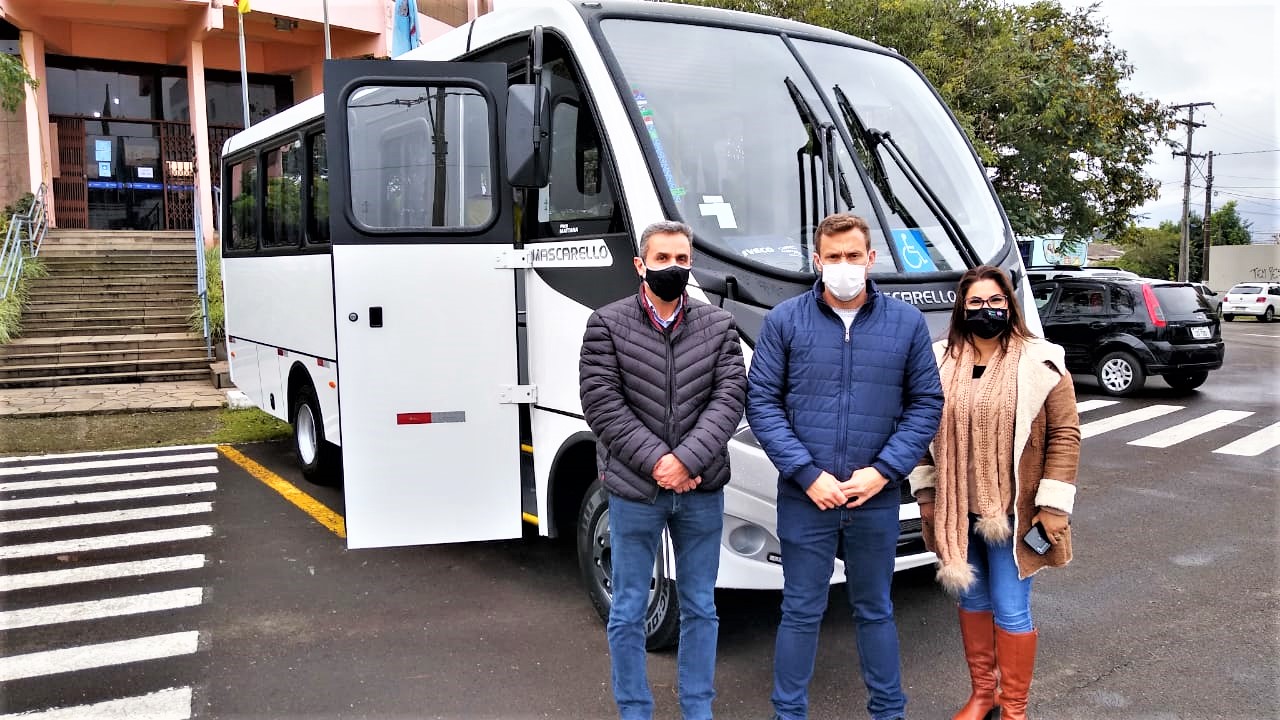 Vulcabras Azaleia doa micro-ônibus para o transporte de pacientes em Parobé