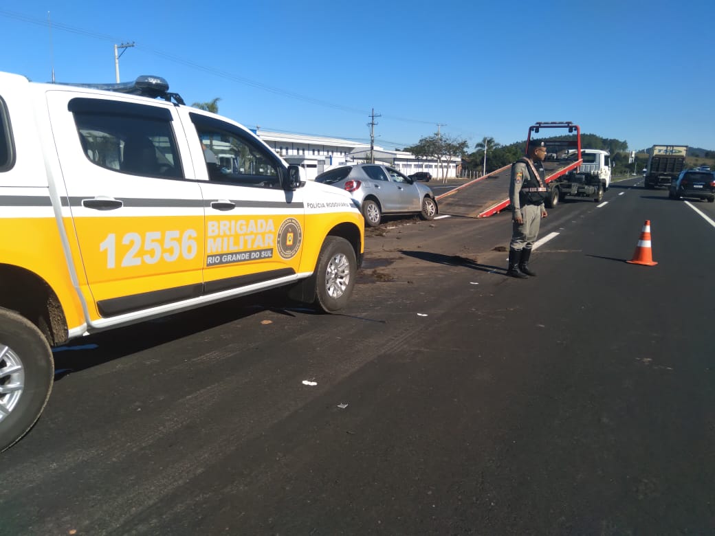 Motorista perde o controle e veículo cai em vala que divide as pistas da ERS-239 em Parobé