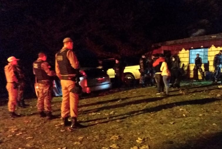 Festa com cerca de 100 pessoas é encerrada pela Brigada Militar em Três Coroas