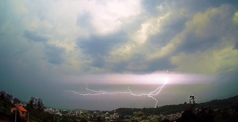 Defesa Civil de Igrejinha emite alerta para temporais com raios, vento forte e possível queda de granizo