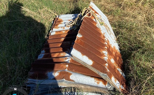 Cinco pessoas são flagradas pela Defesa Civil de Taquara quando furtavam telhas de depósito irregular para resíduos de couro