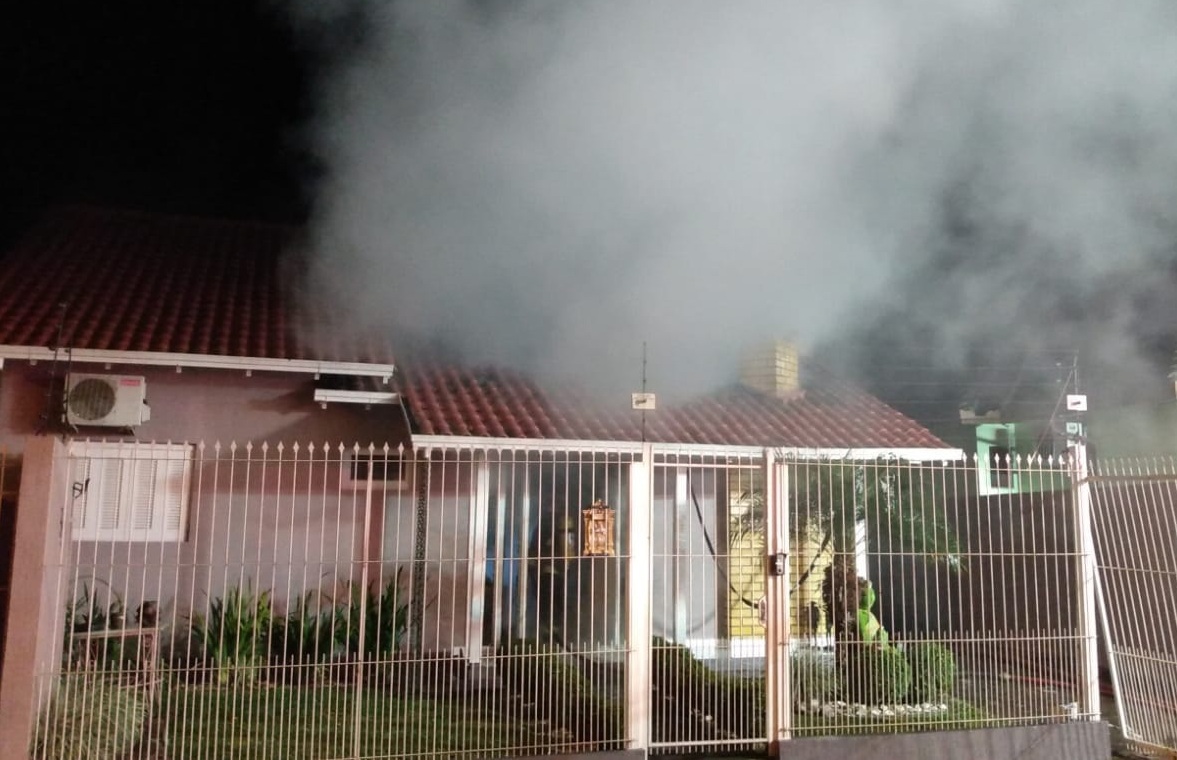 Bombeiros Voluntários atendem chamado de incêndio em residência em Igrejinha