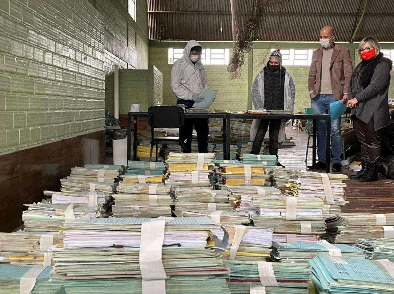 Prefeitura de Taquara promove triagem no arquivo do município após retirar acervo de prédio alugado