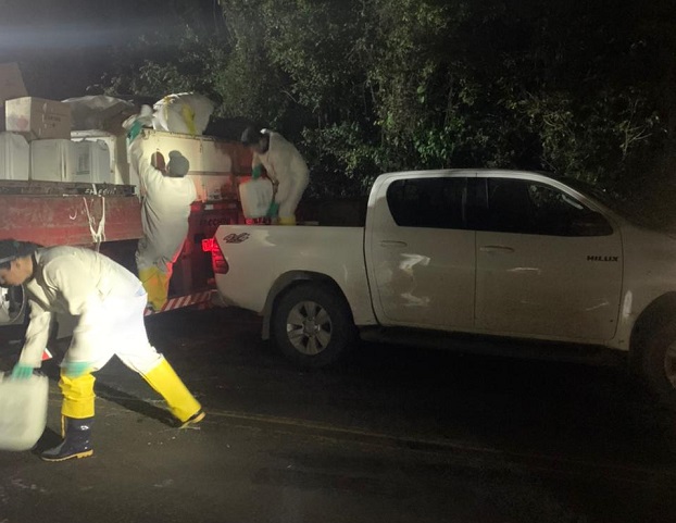 Equipes de segurança, ambiental e defesa civil trabalham a noite toda no recolhimento de veneno na ERS-020 em Taquara