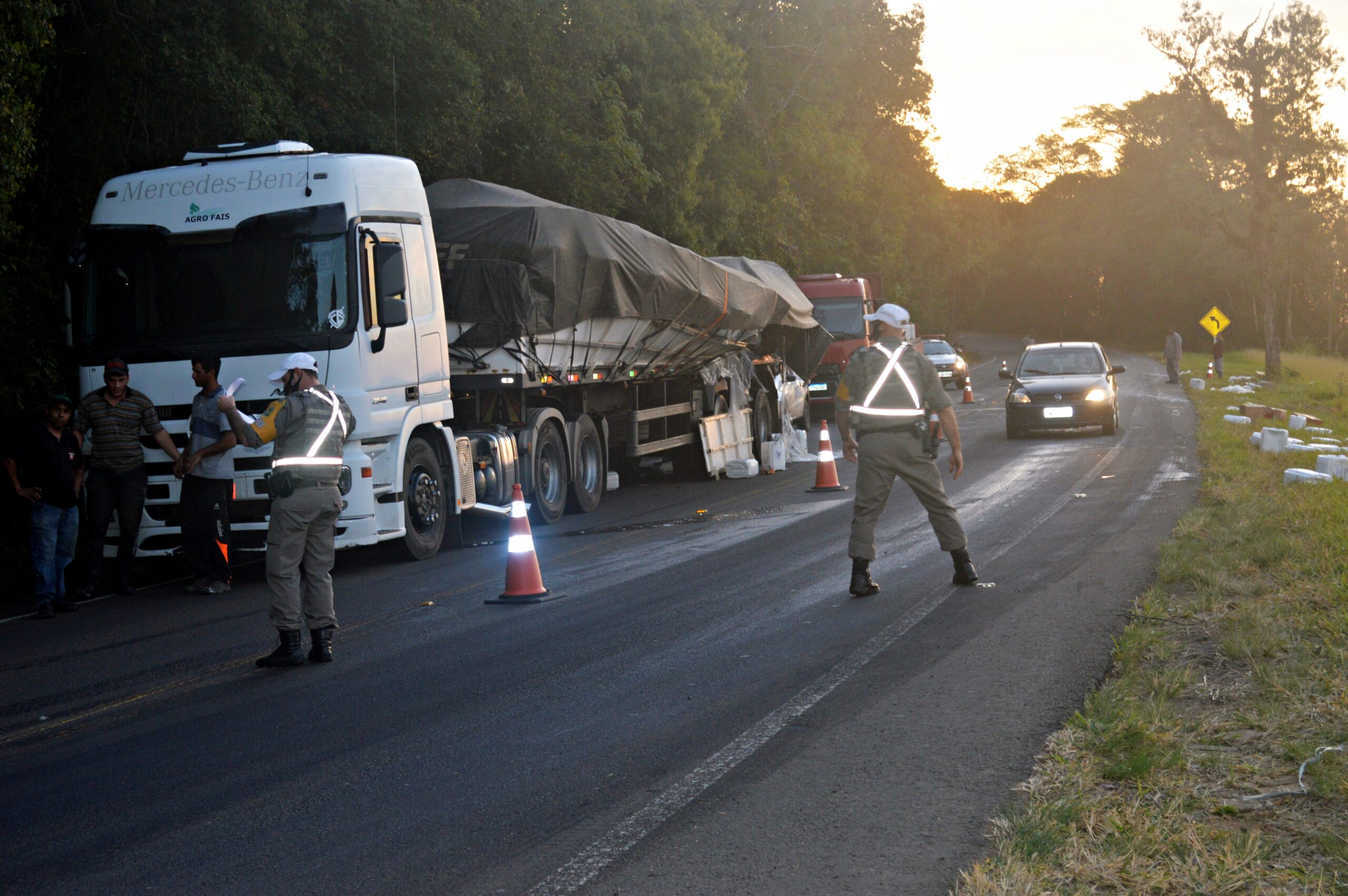 Acidente com caminhão transportando veneno deixa a rodovia ERS-020 bloqueada em Taquara