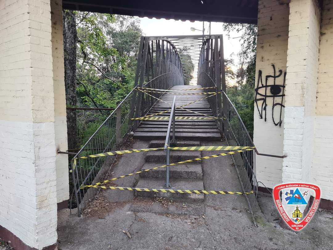 Bombeiros Voluntários de Igrejinha combatem incêndio em passarela