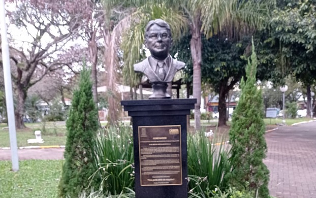 Busto em homenagem a Nestor de Paula é restaurado em Parobé