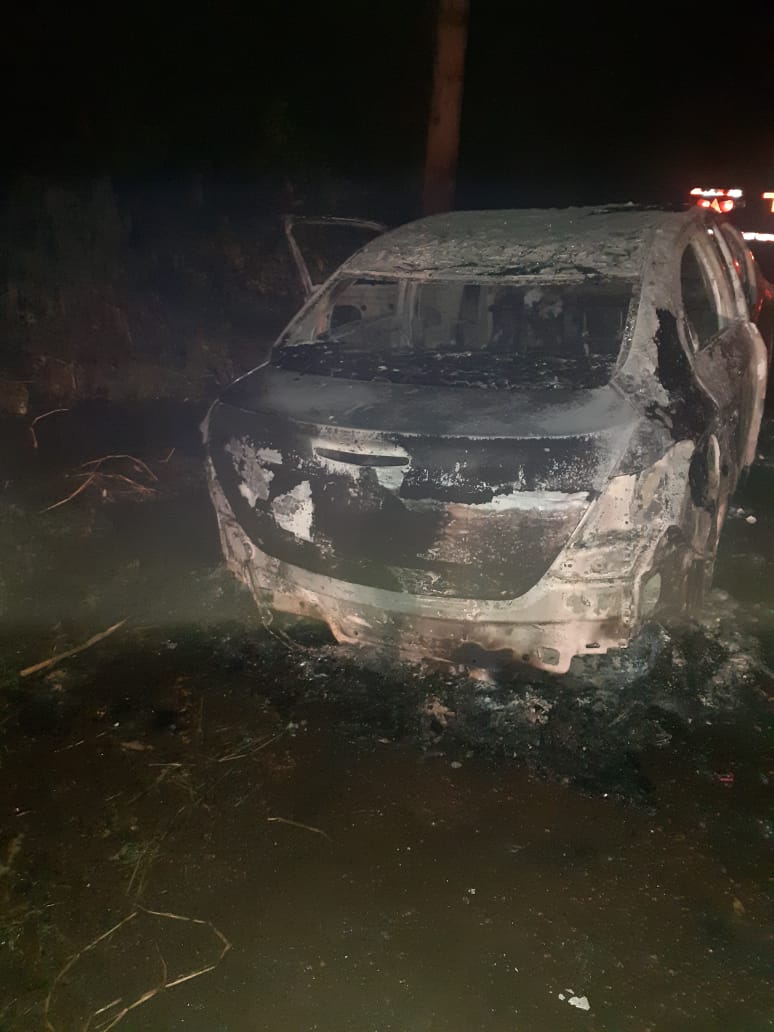 Polícia encontra corpo carbonizado em veículo incendiado em Taquara