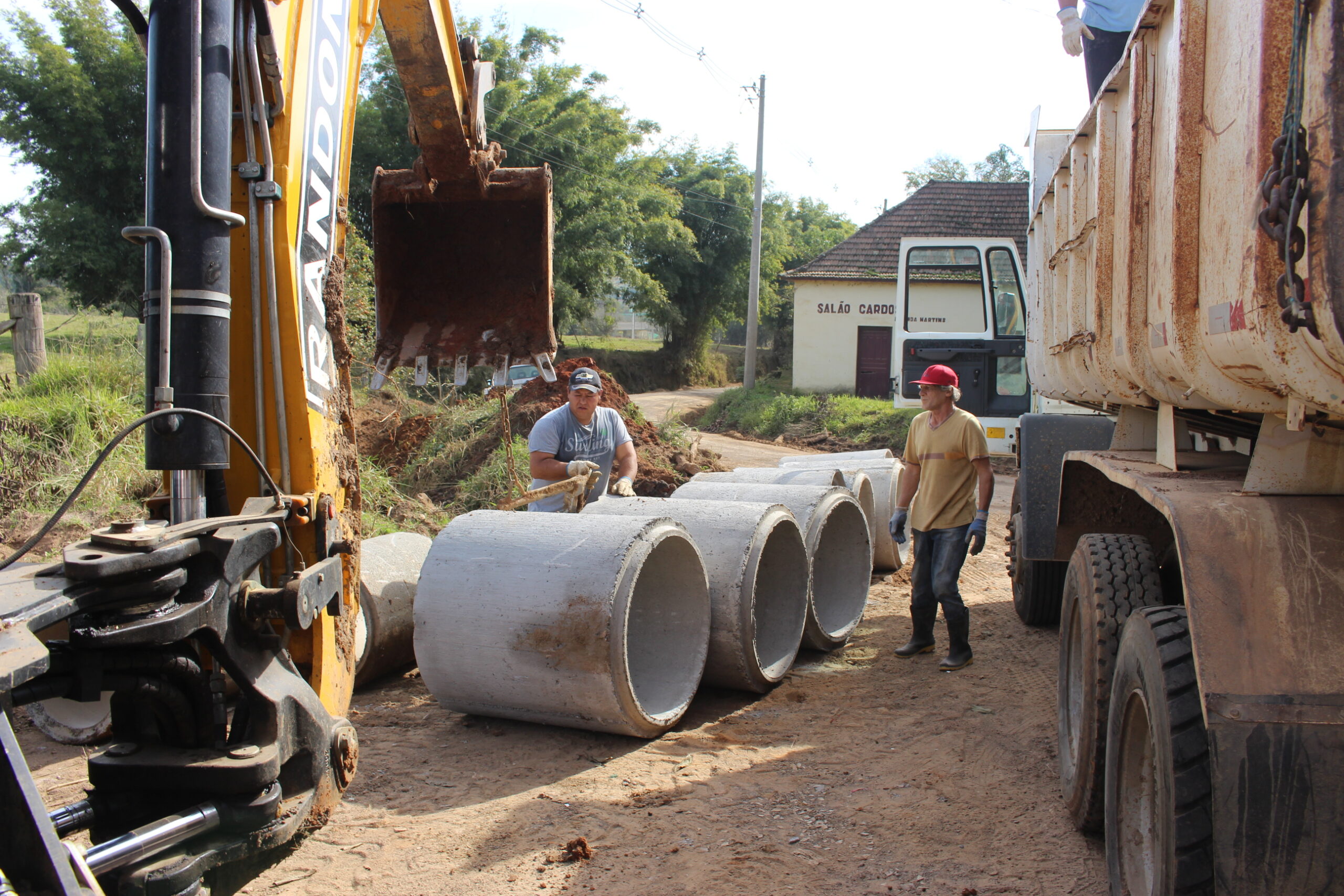 Prefeitura de Parobé instala nova rede pluvial na Estrada Fazenda Martins