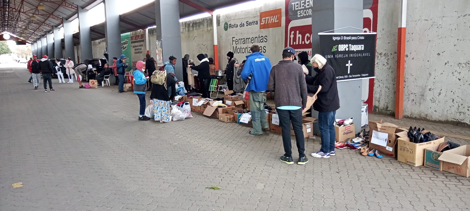 Igreja realiza ação com doação de roupas, alimentos e serviços a população em Taquara