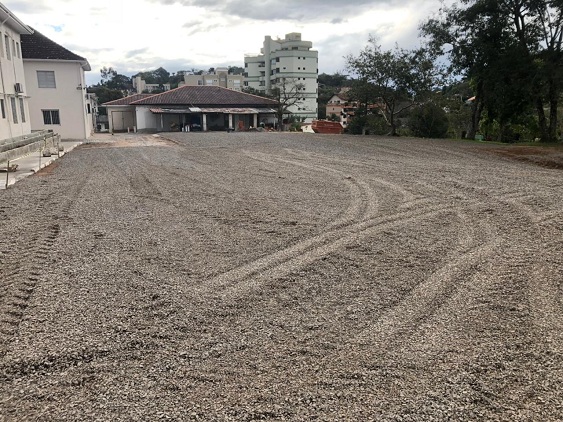 Empresários doam cargas de brita para o estacionamento do Hospital Bom Jesus, em Taquara