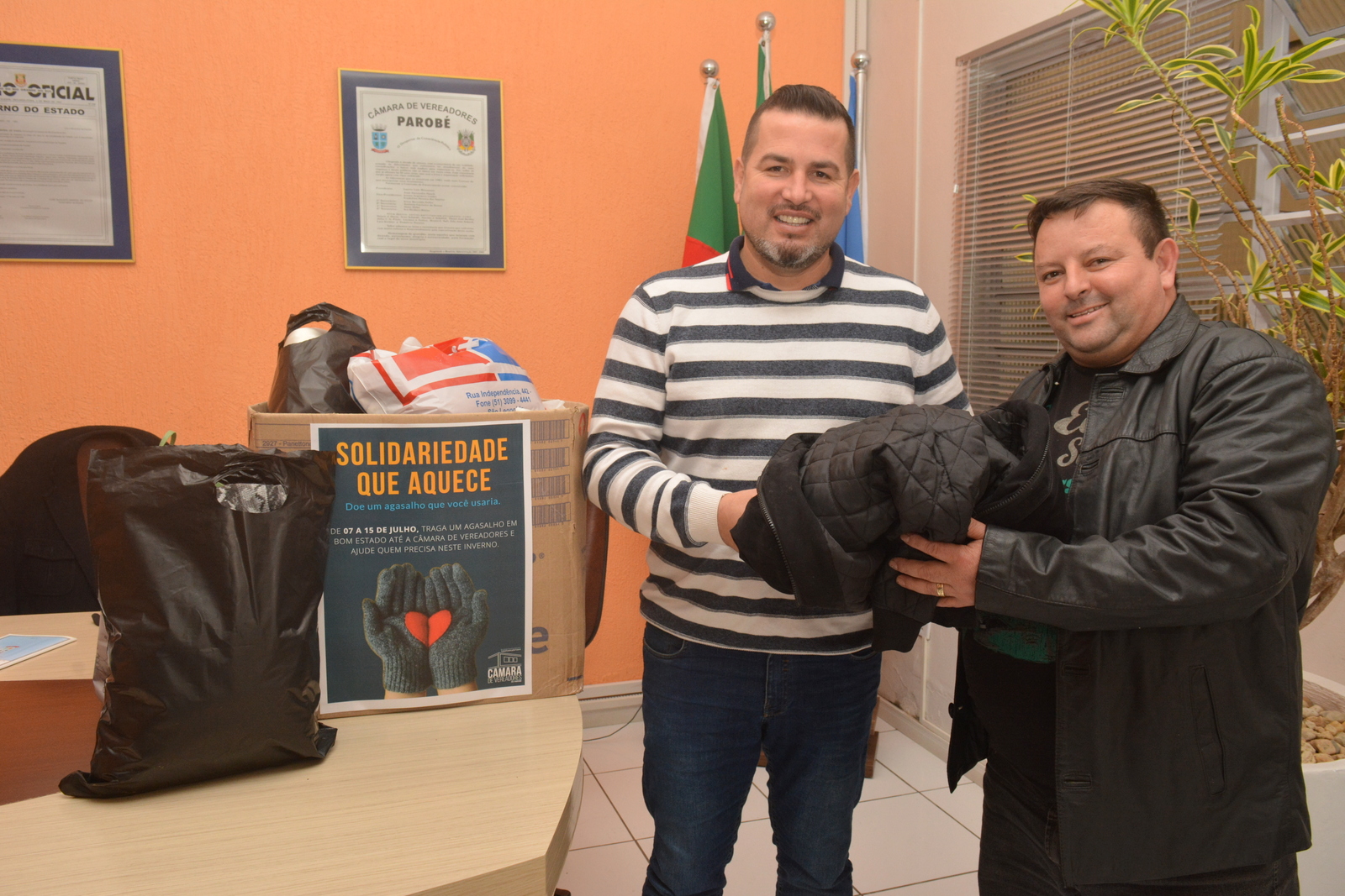 Legislativo de Parobé arrecada agasalhos para população carente e repassa donativos a entidade do município