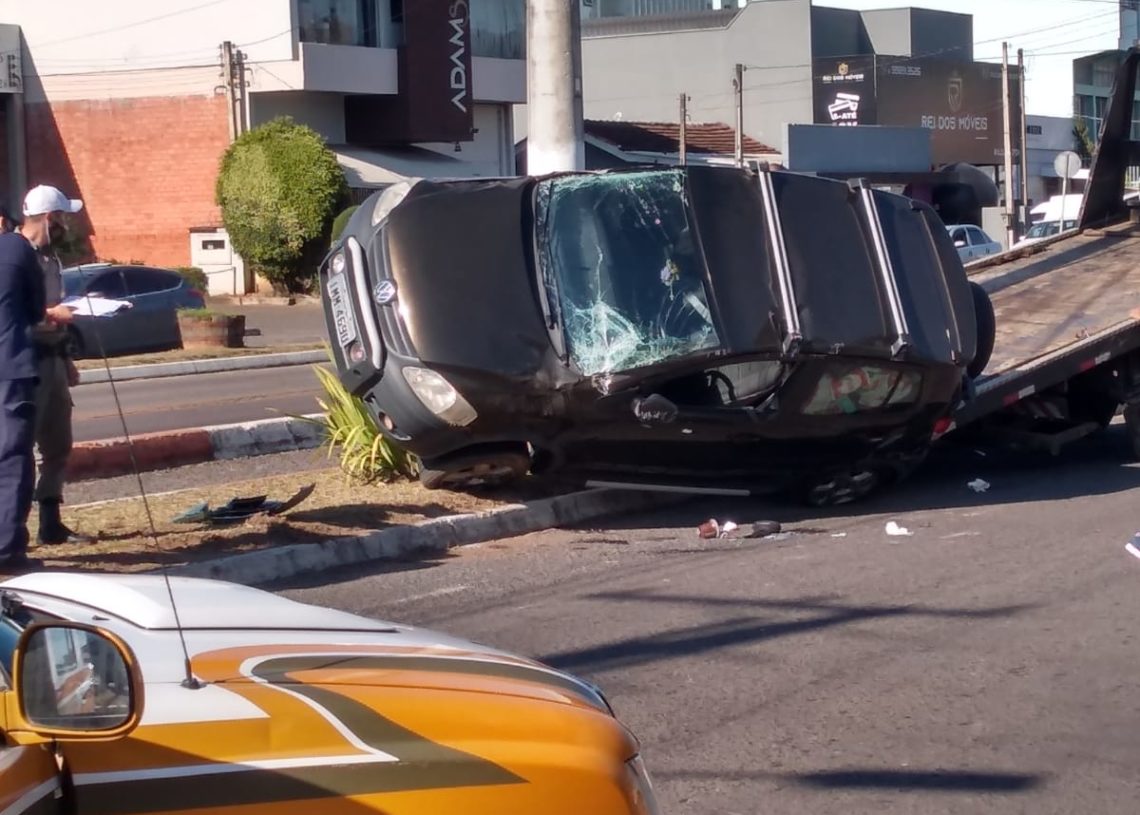 Automóvel capota após colisão na Sebastião Amoretti, em Taquara