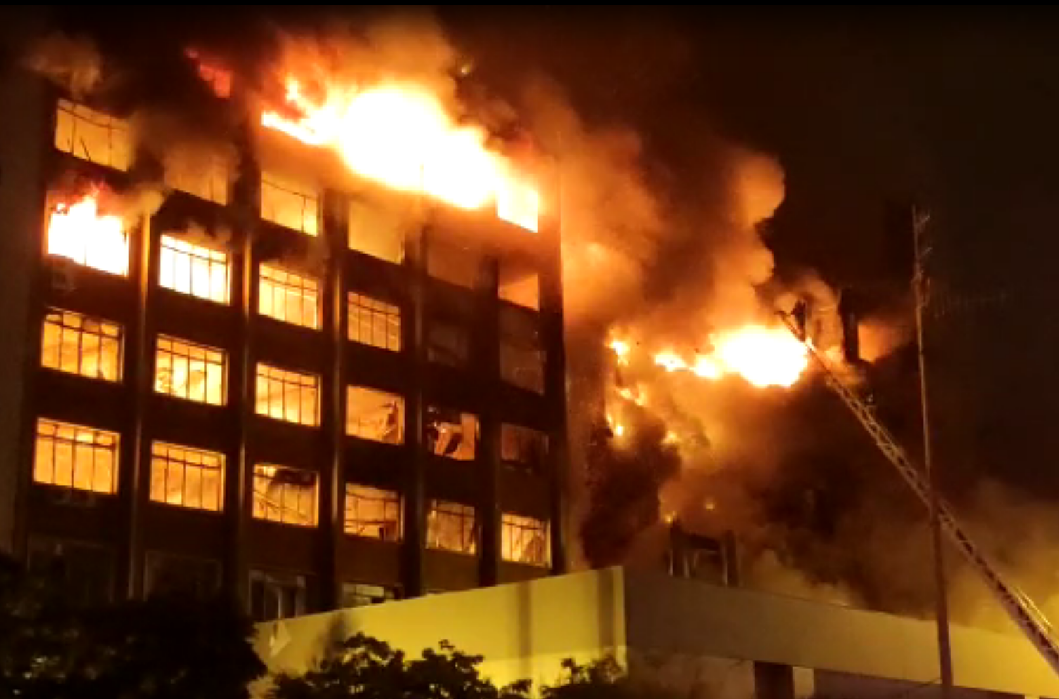 Bombeiros Voluntários de Igrejinha prestam apoio no combate ao incêndio do prédio da SSP, em Porto Alegre