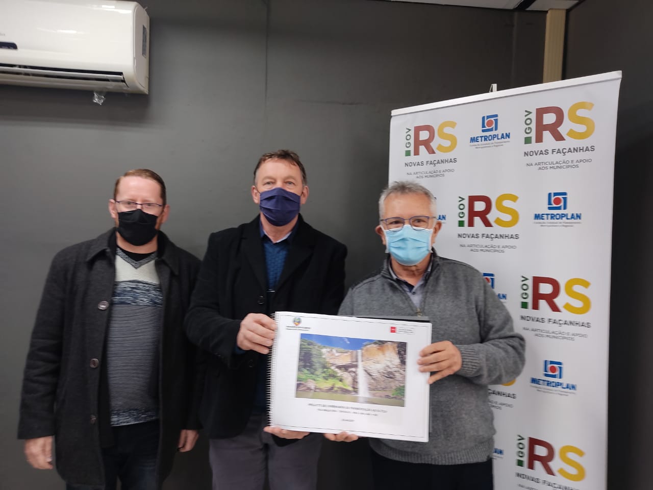 Prefeito de Riozinho entrega projeto de pavimentação de ruas ao governo do Estado