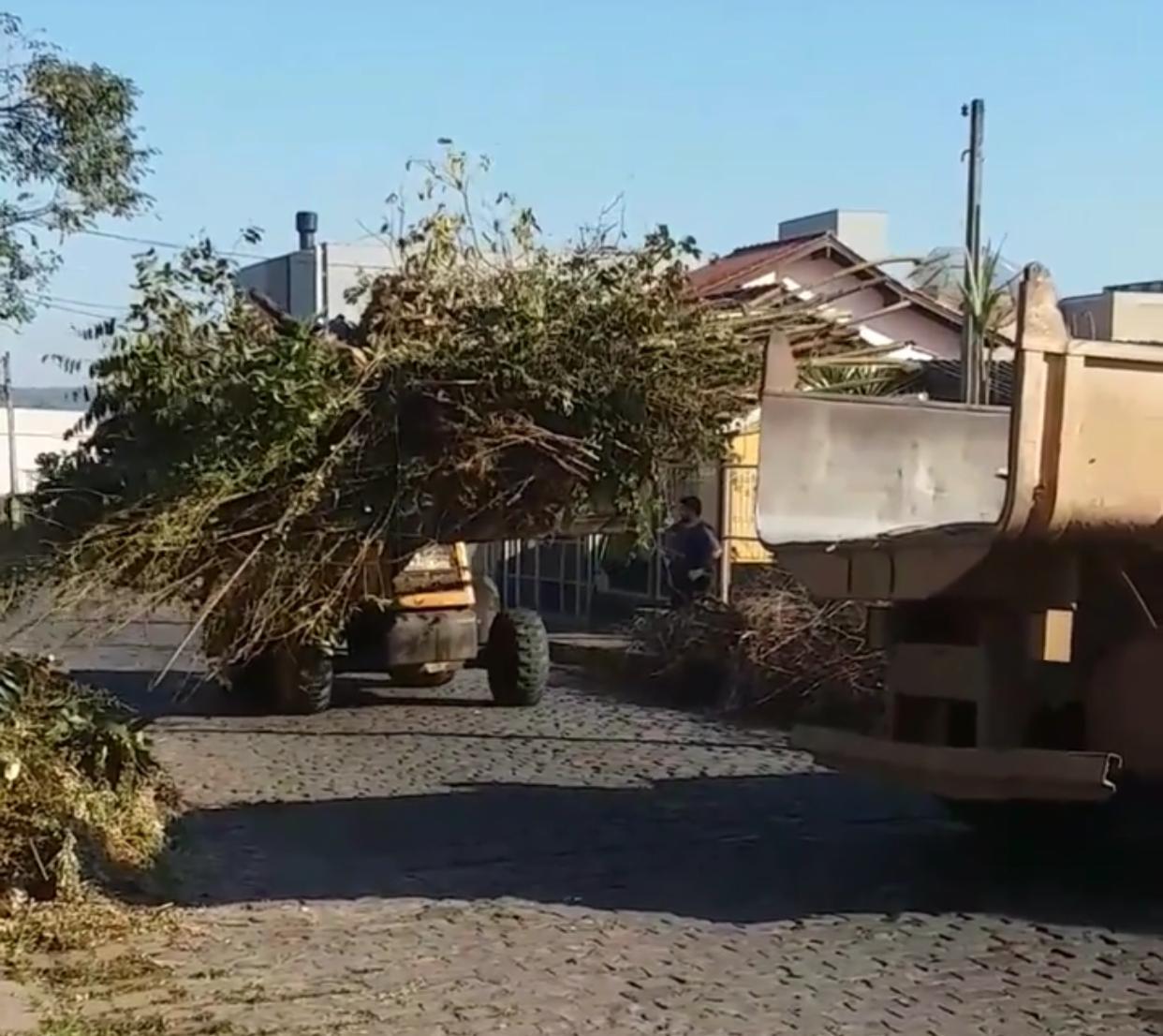 Secretaria de Obras de Taquara promove mutirões de limpeza para colocar em dia cronograma do recolhimento de podas