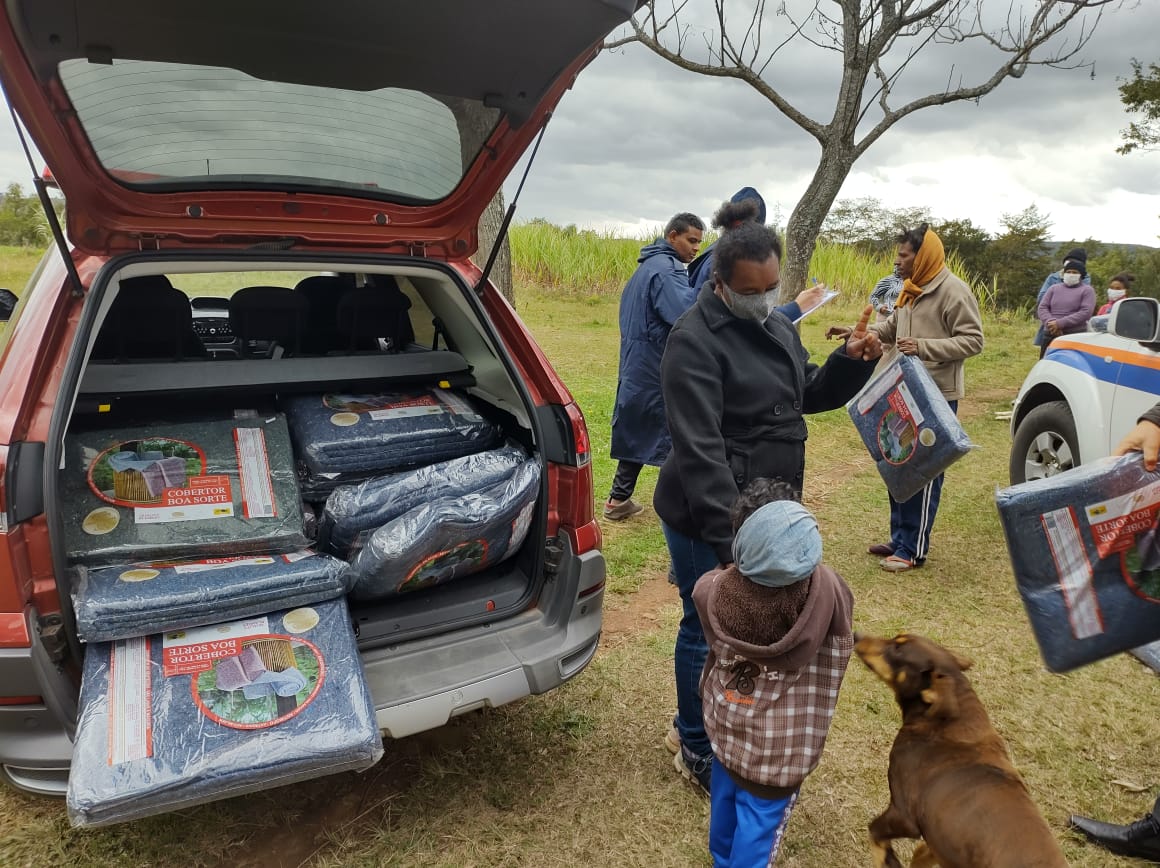 Rede de solidariedade entre empresários e entidades faz doações de cobertores e colchões em Taquara