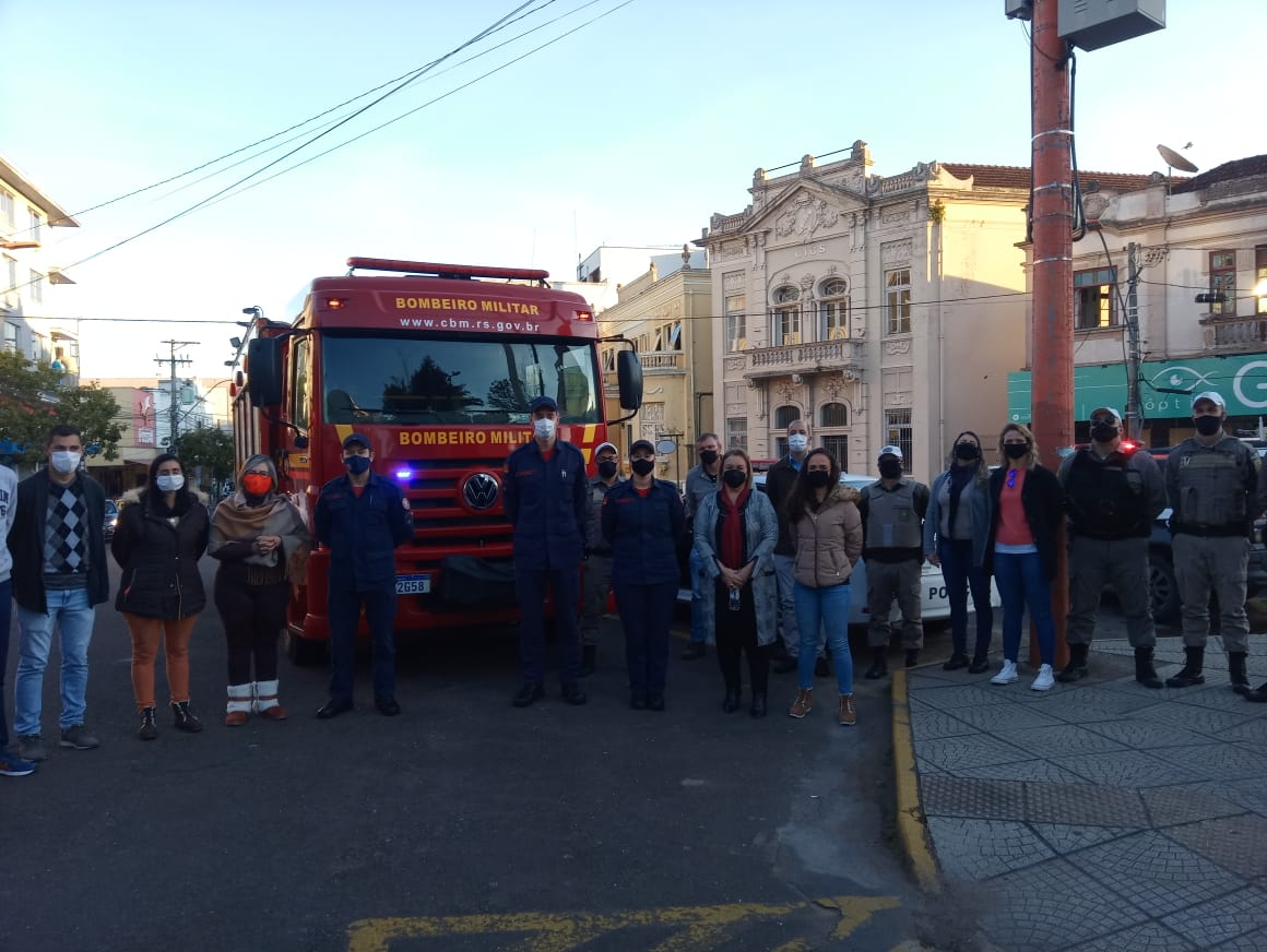 Colegas, policiais e autoridades de Taquara prestam homenagem a bombeiros vítimas de incêndio