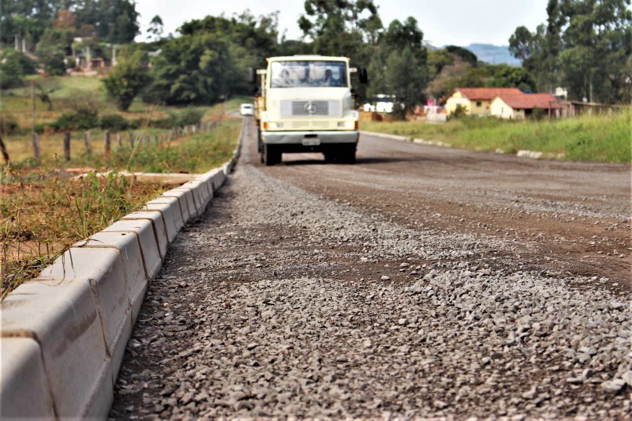 Prefeitura dá início a desvios de trânsito referentes ao asfaltamento da Estrada do Pinhal