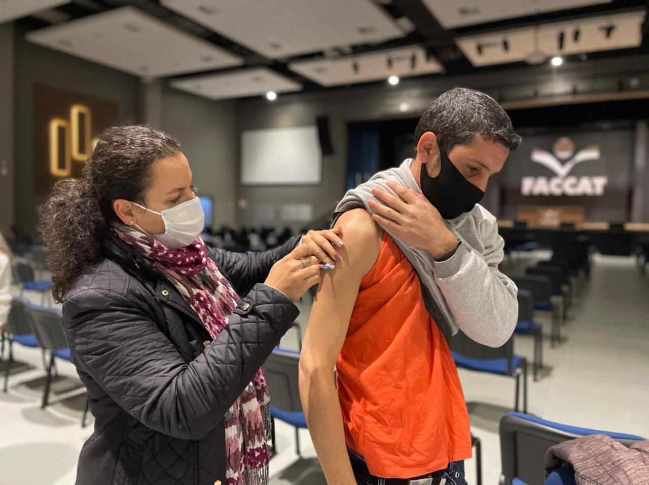 Taquara ampliará vacinação contra o coronavírus para pessoas com 21 anos ou mais nesta terça-feira (10)