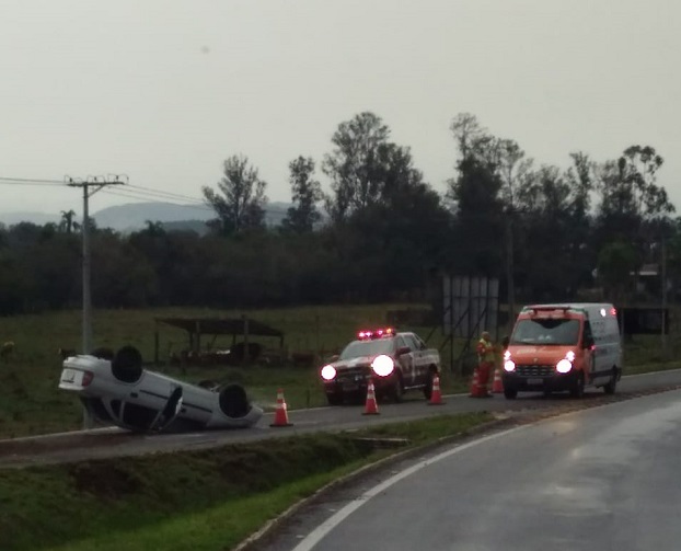Motorista perde o controle do veículo e capota na entrada da ERS-474 em Rolante