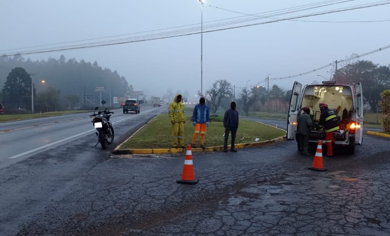 Motociclista fica ferido após colisão na ERS-115, em Igrejinha