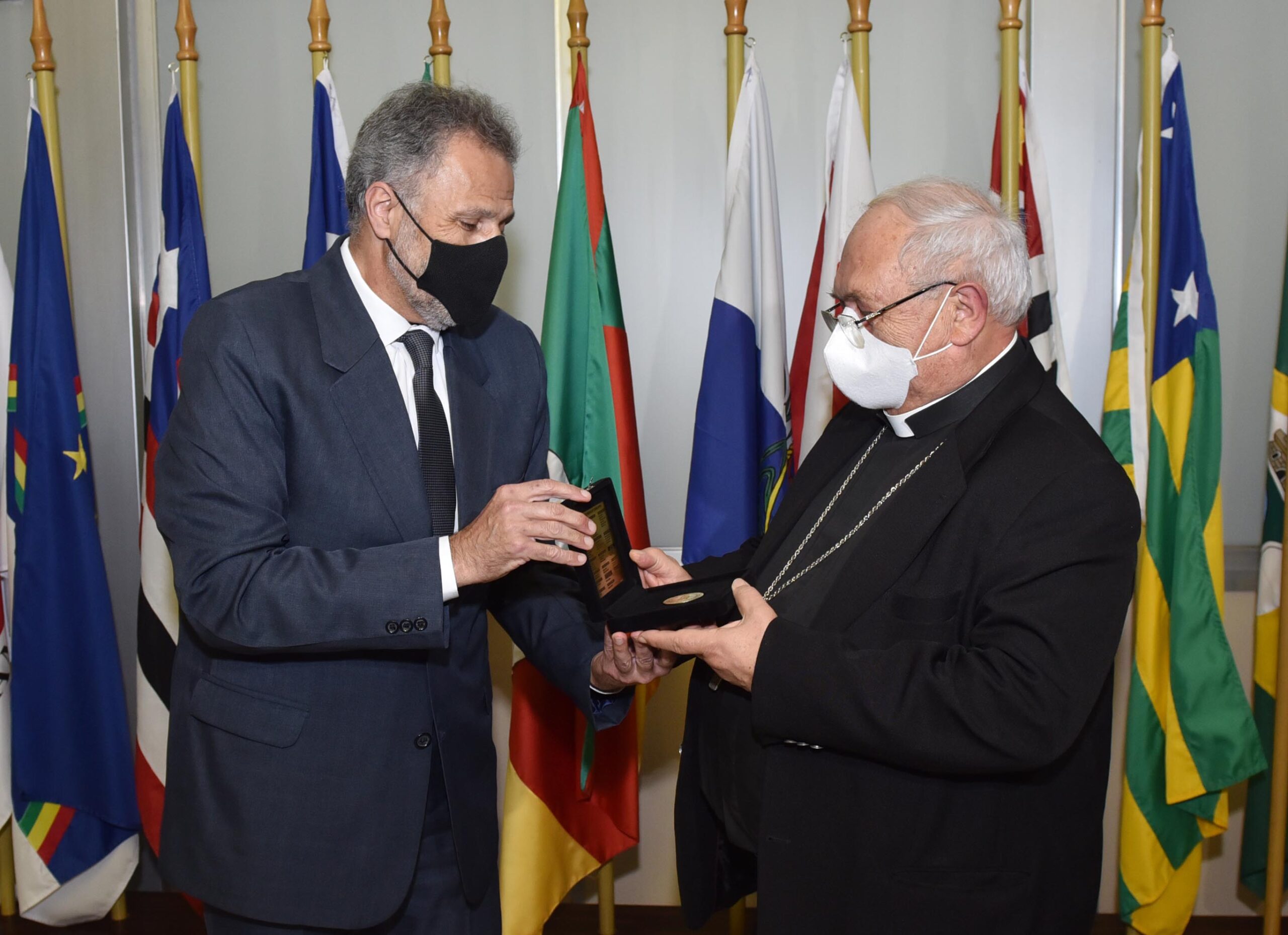 Bispo Dom Zeno dos Vales dos Sinos e Paranhana é homenageado com medalha na Assembleia Legislativa