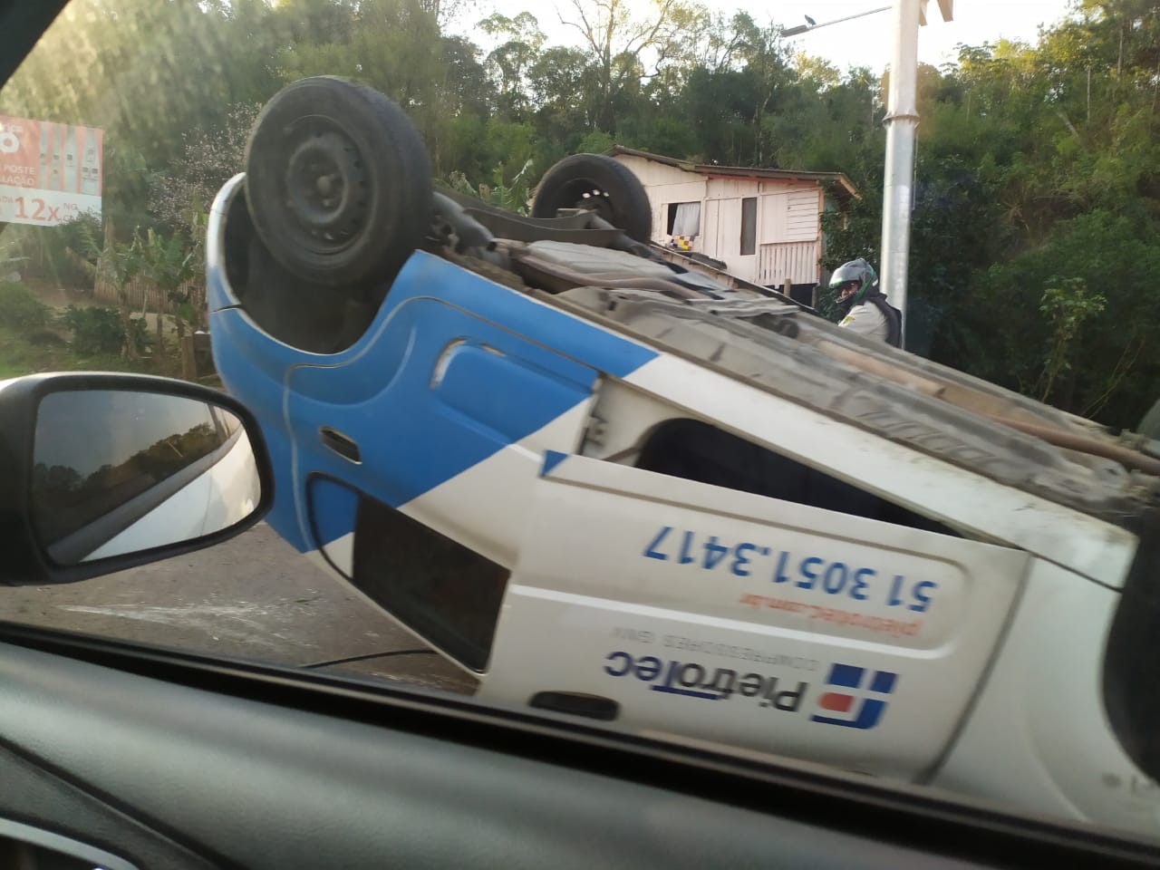 Carro capota na ERS-239 em Parobé