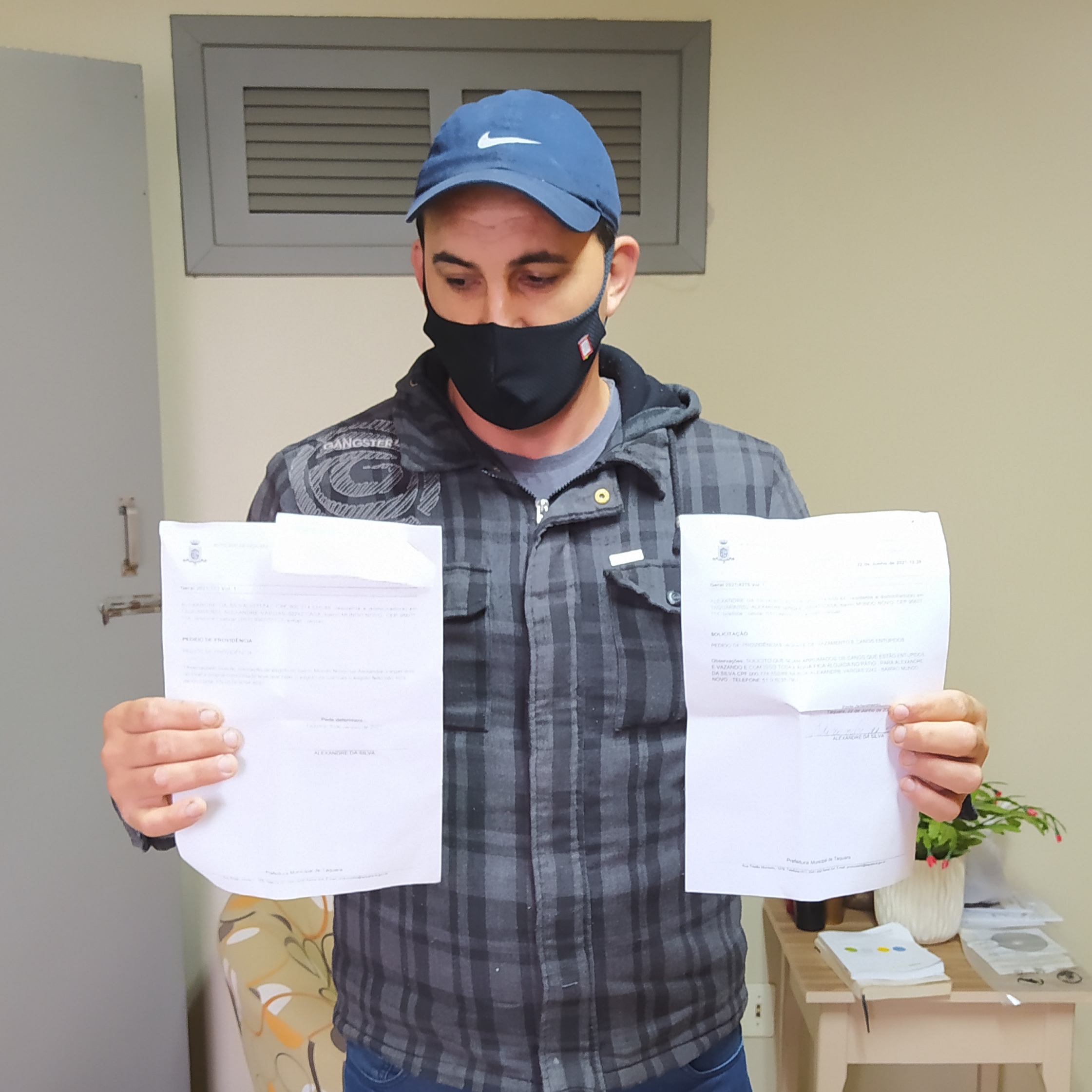 Morador do bairro Mundo Novo solicita instalação de canos de esgoto, na rua Alexandre Vargas, em Taquara