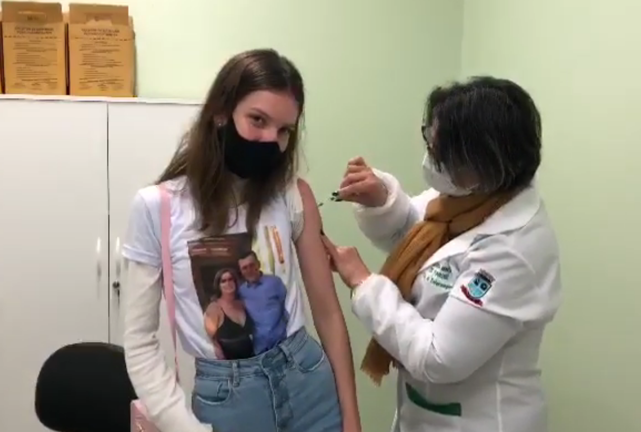 Moradora de Parobé que perdeu os pais devido à Covid recebe primeira dose no dia que completa 18 anos