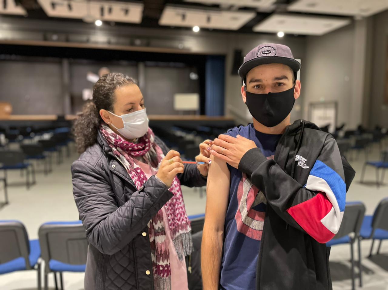 Taquara vacina moradores com 22 anos ou mais contra a Covid-19 na quinta-feira (5)