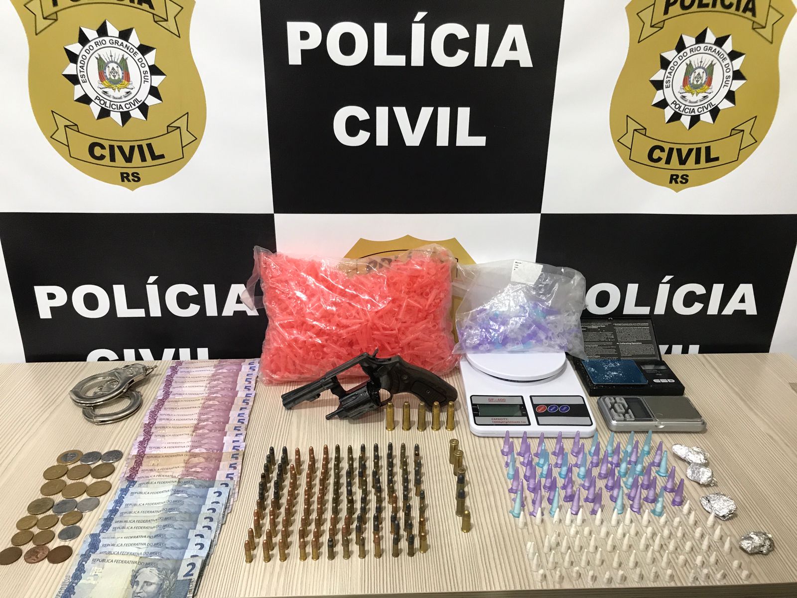 Polícia Civil de Parobé prende indivíduo por tráfico de drogas e posse de arma de fogo no bairro Funil